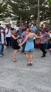 Así bailan la bota estas dos talentosas bailarinas 🤩 | El salvador Viral