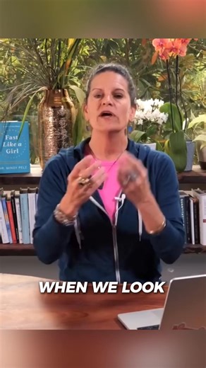 Bitter foods are a hormone-supporting superpower and here’s why 🥬 Foods like radicchio, dandelion greens, lemon, and ginger don’t just taste sharp… they help detox the liver and support the gut.. two major players in breaking down your sex hormones efficiently. If you’re cycling, this becomes especially important during ovulation (aka the manifestation phase in Fast Like a Girl) when estrogen and testosterone are peaking. For my postmenopausal women? Bring bitter foods in regularly, especially