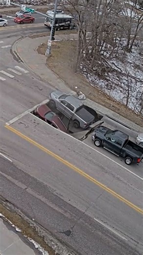 Vehicles fall into sinkhole at traffic light