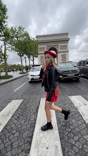 Heidy Pino | Modelo | Comunicadora Social on Instagram: "Caminando por calles Europeas 👸🏼🇪🇸🇫🇷"