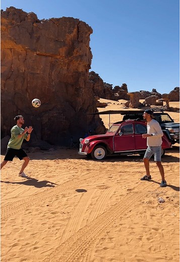 Exploring the Citroën 2CV in the Saharan Desert