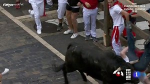 Primer encierro de San Fermín rápido y accidentado con toros de El Puerto de San Lorenzo que dejan, de momento, dos heridos por asta de toro http://rtve.es/n/1966422 | San Fermín