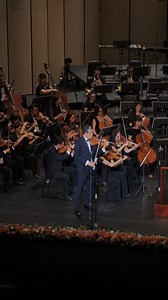 NSND Bùi Công Duy biểu diễn cadenza chương III violin concerto của Beethoven cùng Dàn nhạc Giao hưởng Việt Nam. Cadenza là đoạn nhạc mà trong bản nhạc gốc nhà soạn nhạc không sáng tác mà để nghệ sĩ độc tấu thể hiện kỹ thuật của mình. Đây là phiên bản cadenza của Kreisler mà những huyền thoại thế giới như Sophie Mutter và Vadim Repin sử dụng trong các bản thu của mình. | Âm nhạc cổ điển
