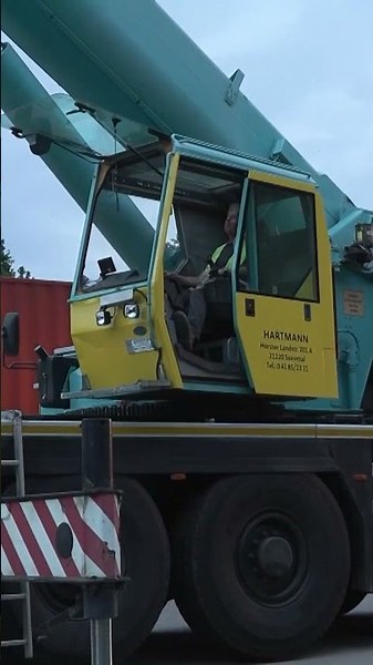 First the truck, then the crane - recovery ends in chaos