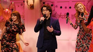 ‘SNL’s Domingo makes appearance at Sabrina Carpenter concert