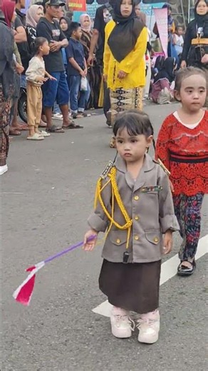 Cute little kid watching the TRW carnival #culturalparade #creativecarnival #djremix