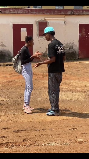 Auberge à Tanghin : Rires et mésaventures avec un caleçon