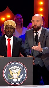 La guerre électorale est déclarée entre Joe Biden (Damien Gillard) et Donald Trump (Kody), première manche sur notre plateau rendue légèrement confuse par notre interprète (Yann Stotz)... | Le Grand Cactus - RTBF
