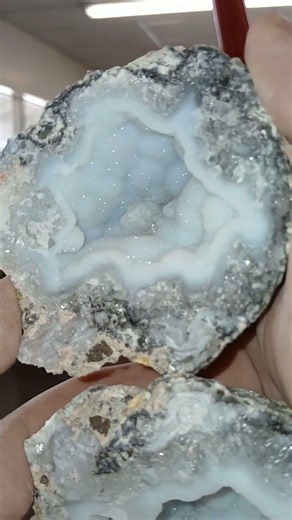 This Geode? *Chef's Kiss* #geodes #crystals #fluorescent #geodecracking