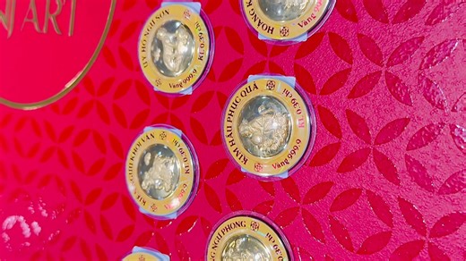 ARTA by PNJ – XUÂN THẦN TÀI 2026 | VƯƠN MÌNH BỨT PHÁ Bước sang Xuân Thần Tài 2026, “ARTA by PNJ” mở ra một chương mới – nơi nghệ thuật kim hoàn hòa quyện cùng biểu tượng văn hóa, gửi gắm tinh thần “vươn mình mạnh mẽ – bứt phá giới hạn – khởi đầu thịnh vượng”. ✨ BST Thiên Mã Đăng Hoa Lấy cảm hứng từ linh tượng Thiên Mã – biểu trưng của tốc độ, trí tuệ và khát vọng vươn cao. Từng đường nét tạo tác như khoảnh khắc mãnh liệt của chuyển động, mang thông điệp: *bứt phá để dẫn đầu, bền bỉ để thành công