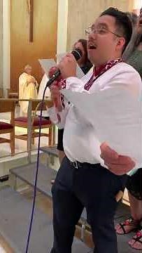 Coro cantando “Cuán Grande es mi Dios” (Choir singing “How Great is our God” in Spanish)