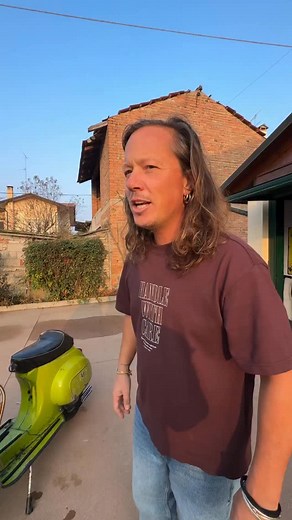 Prima di acquistare una vespa conservata, questa è una delle cose che devi fare assolutamente! In questo video ti mostro come controllare e sostituire il serbatoio della tua vespa 50 #vespa #piaggio #serbatoio #restauroconservativo | Andy Juke Joint