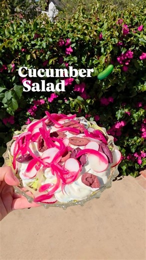 Cucumber dressing salad recipe: Ingredients 1/2 Cucumber 2 radishes Pickled red onions 2 cups Lettuce 1/4 cup olives Dressing sauce: 1/2 cup plain yogurt 1tsp minced garlic 1/2 tsp parsley Salt and pepper 2 tsp Mayo 1 tbsp chopped fennel #saladseries綾 #salad #health | The fashion foodie | Facebook