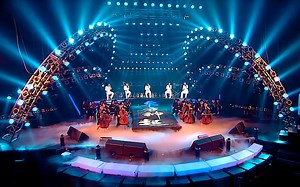 东方神起【4K修复】早期很棒的打歌现场，Rising Sun 的封神舞台！金在中的皮沙发惊艳全场！