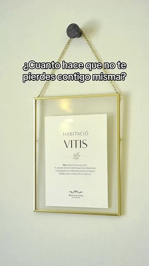 🌿 Escapada romántica en un hotel boutique entre viñas. Descubre una habitación pensada para el bienestar, la calma y las parejas que buscan algo más que dormir: un refugio para reconectar. ✨ Tranquilidad, estética y detalles que marcan la diferencia. 📍 A solo un paso de Barcelona, en plena naturaleza. #EscapadaRomántica #HotelBoutique #WellnessCatalunya #TurismoDeBienestar #HotelesConEncanto #FontDeLaCanya #ViajarEnPareja #relaxing