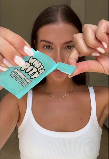 Convenient Deodorant Wipes for On-the-Go Freshness