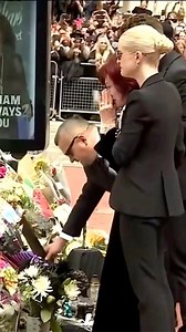 #OzzyOsbourne’s widow Sharon and his kids viewed fan tributes at the Black Sabbath Bridge during his funeral procession. 🖤 | Extra