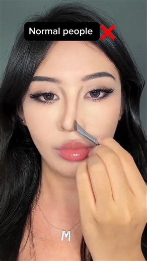 Normal vs celebrity contour hacks#makeuptutorial #trending #shorts #contour