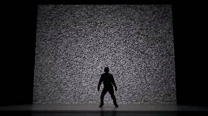 【#NewWorksForum】關於梅田宏明 About Hiroaki Umeda (for English please scroll down) 《新作論壇》邀請了國際知名的日本編舞家梅田宏明，擔任6 月 25 日的公開論壇的講者，分享他對多媒體舞蹈發展和願景的看法及體會。 梅田宏明曾接受深厚的芭蕾舞及街舞訓練，被譽為日本前衛藝術代表人物之一。他活躍於世界舞壇，長期與不同藝術單位合作，例如巴黎秋季藝術節及羅馬歐陸藝術節等，作品曾於包括巴黎龐比度中心、倫敦巴比肯中心及悉尼歌劇院等場地上演，其中在2013年，瑞典哥特堡歌劇院舞團委約他創作《Interfacial Scale》；在2014年，享譽國際的法國編舞家 Benjamin Millepied 帶領LA Dance Project，委約他創作《Peripheral Stream》，並於巴黎夏特雷劇院首演。 梅田宏明的作品，揉合電子影像、極簡電子聲音，以及銳利的肢體動作，自成一格。他的獨舞《Holistic Strata》更曾於不同國家的藝術節和劇院上演，讓觀眾為之讚嘆。觀看《Holistic Strata》的片段，率先走進他的多