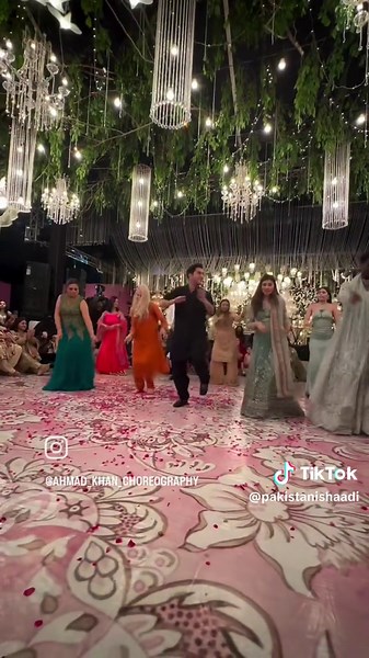 Captivating Pakistani Bride Mehndi Dance at Wedding