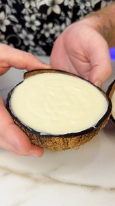 El que no se comió un helado de coco en concha de coco a orilla de playa no tuvo infancia papá!Una de las cosas más divinas que te podrás hacer te lo aseguro! Ingredientes 500 ml de crema de leche 200 ml de leche condensada Medio coco rallado 1 taza de crema de coco @chocomaltive Y por supuesto para servirlo la conchita del coco bien lavada! #recetas #receta #helados #heladoartesanal #venezuela | El rojito