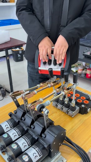 4-way wireless remote control, 12/24V crane wireless proportional remote control, crane wireless remote control, good micro-motion, simple installation, waterproof, remote control distance of 500 meters.#crane #cranetruck #cranes #craneoperator #cranelove #cranework #cranelife #cranesafety #craneindia #driver #reels #viralreels #tata #hitachi #ashokleyland #volvo #volvotrucks #icb #Fassi #Palfinger #HMF #Effer #PM #UNIC #transport #hydraulic #vinc #kren #remotecontrolcraneoperator | Wireless pro