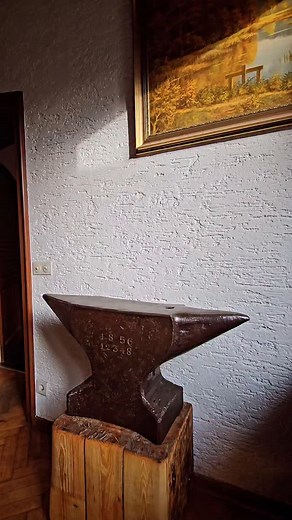 Unfortunately, I'm sick and can't do much, so what else can I do? I'm sitting with Marie Antoinette, the Belgian lady, and drinking coffee! Enthält unbezahlte Werbung! #anvil #anvils #anvil_hunter #coffee #vintagvibes #vibes #goodmorning #amboss #blacksmithing #blacksmithanvil #belgien #belgium #forged #iron #steel #interiör #blacksmithtools #blacksmithlife | Anvil Hunter