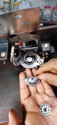 Singer sewing machine hook wala shuttle kaise lagaen // Selai Machine Repairing At home#machine