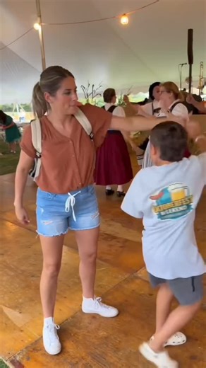 Clare Dill•Ms. Booksy on Instagram: "💫September Recap💫 a month filled with fun outdoors (us), working indoors (me) + so much more! 📚 3rd grade start! ⚾️ baseball game 💍 my sister’s shower 🌾 festivals 👶🏻 family 🚲 so many bike rides"