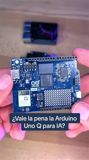 En este video ponemos a competir a las 3 tarjetas más populares del mercado, una Raspberry Pi 4, una Jetson Nano y la nueva Arduino Uno Q con el mismo benchmark de IA, adivinen quién ganó 👀 #arduino #stem #fyp #ingenieria #inteligenciaartificial