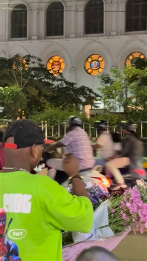 Poo stories on Instagram: "Flowers pick you… we just arrange them. 🌸✨” “At Poo Stories, every flower is handpicked, every bouquet is crafted with care, and every moment at our cycle cart is pure magic. Watch how we turn simple stems into beautiful stories 🌼✨ Come by, pick your favorite flowers, and create your own bouquet with us at Poo Stories.” Our mini boquets starts just from 150/- 💐🤑 @poostories_ 💕🌸 We even take orders for returns gift mini Bouqets and also corporate bulk order as wel