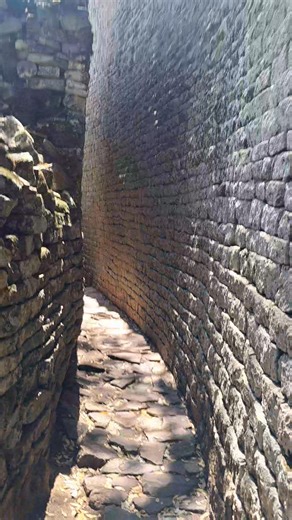 ✨ Zimbabwe – The Best Destination in Southern Africa ✨ When you walk through the passageways of Great Zimbabwe, you feel a powerful connection with nature and history. The air carries a sense of peace and belonging, as if the spirit of Zimbabwe itself surrounds you. This is the place where the name Zimbabwe was born, from the Shona words “Dzimba-dza-mabwe,” meaning “houses of stone.” These ancient stone walls gave our country its proud name and remain a symbol of unity, strength, and heritage. V