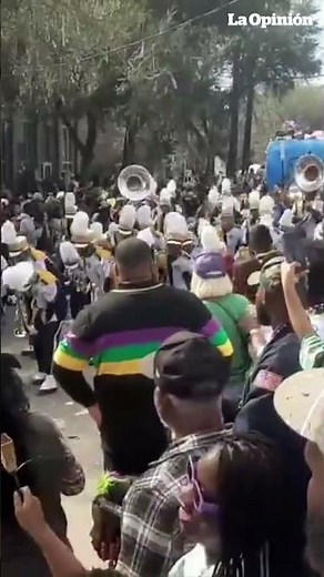 Mardi Gras explota en Nueva Orleans: música, disfraces y puro caos festivo / La Opinión