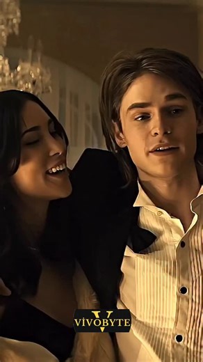 Vivo Byte on Instagram: "Lanetli bir fotoğraf ve sonrasında olanlar.. 😯 🎬 Polaroid 🎭 Oyuncular: Kathryn Prescott ve Tyler Young ⭐ imdb: 5.2/10 & Rotten Tomatoes: 📅 Yıl: 2019 🏴‍☠️ Tür: Korku, Gizem, Gerilim 📖 Konu: Lise öğrencisi Bird Fitcher çalıştığı antika dükkanında eski bir fotoğraf makinası bulur. Arkadaşlarıyla gittiği bir partiye bu fotoğraf makinasını getirerek hep birlikte bir fotoğraf çekerler. Ancak bu fotoğrafta bulunan herkesin tek tek ölmeye başlaması üzerine Bird, kendini ve