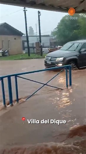El Doce on Instagram: "🌧️⚠️ INTENSA LLUVIA Y COMPLICACIONES EN VILLA DEL DIQUE 🌧️Un fuerte temporal dejó 70 milímetros de lluvia en Villa del Dique y generó serios inconvenientes en la localidad. ⚠️Se registraron calles anegadas, ingreso de agua en viviendas y dificultades para circular. Bomberos Voluntarios trabajan en distintos sectores asistiendo a los vecinos. 🚒 Desde la Regional 7, Fabián Vargas confirmó que el operativo sigue activo mientras se monitorea la evolución del clima. #eldoce 