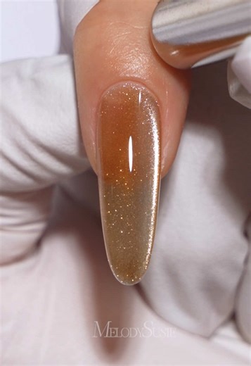 Mastering Cat Eye Nail Art with Magnets