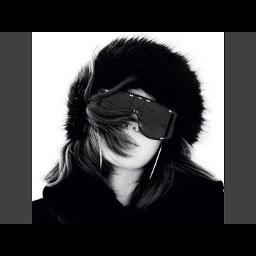 Обнял, поцеловал x Tuesday