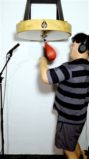 Punch drumming on speed bag to: Overnight Celebrity by Twista | Speedbagbard