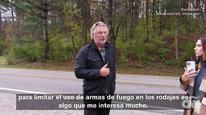 "Ella era mi amiga": Alec Baldwin habló por primera vez tras la muerte de la directora de fotografía Halyna Hutchins. El actor bajó del auto en medio de la vía tras ser seguido por periodistas e improvisó una conferencia de prensa con los medios. https://cnn.it/3EBrYKk | CNN en Español