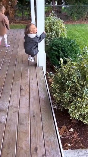 218K views · 1.8K reactions | 藍藍藍#prank #scareprank #viraltiktok #jumpy #funnyvideo #scaring #fyp #scarecam. | Scare.prank | Facebook