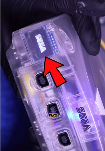 Este es el ultimo mod que le hice a la Dreamcast, le instale un panel oled interno para que muestre la información de temperatura interna y ejecute un par de animaciones en loop. #sega #dreamcast #mods