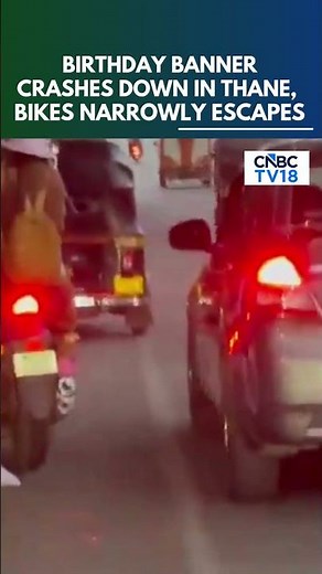 Massive Birthday Banner Falls Off Thane Foot Overbridge, Biker Narrowly Escapes | N18S | CNBC TV18