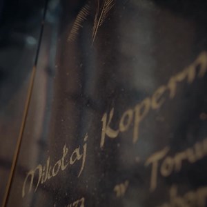 Niccolò Copernico è stato l’astronomo e astrologo polacco che ha posto le basi per lo sviluppo della teoria eliocentrica. Con questa geniale intuizione, frutto di ricerche e osservazioni accurate, egli ha rivoluzionato non solo il concetto tradizionale di universo, ma il modo stesso di concepire l’esistenza umana, dislocando la posizione dell’uomo da centro a periferia dell’infinità celeste. In occasione dei 550 anni dalla sua nascita, ripercorriamo la vita di questo importante scienziato e inte