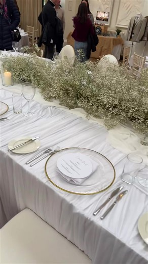 Love a draped table, adds texture & dimension to a top table, cake table, ceremony table or backdrop 🤍