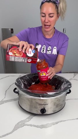 This easy crockpot pasta fagioli tastes just like Olive Garden