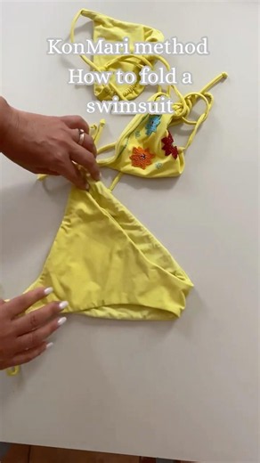 KonMari method How to fold suimsuit #KonMari #MetodoKonMari #PiegareCostumi #Decluttering