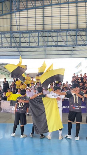 บางพลีราษฎร์บำรุงหรือที่รู้จักกันอีกชื่อ งูเห่าพิฆาต ตำนานฟุตซอลสมุทรปราการย่านบางพลี วันนี้เป็นสนามสุดท้ายที่พวกเขาจะได้ทำการเเข่งขันในครั้งนี้พวกเขาจะจบไปในอันดับที่ 11 แต่พวกเขาก็ไม่เคยที่จะยอมแพ้และสู้ได้อย่างเต็มที่ ในการแข่งขันนัดสุดท้ายพวกเขาเจอกับโรงเรียนนวมินทรเตรียมพัฒนฯ จบไปด้วยสกอร์เสมอกัน 1-1 และช่วงท้ายกลองเชียร์ได้มารวมกันร้องเพลงเชียร์เพื่อเป็นกำลังใจให้พวกเขาได้มีกำลังใจแข่งงในครั้งต่อๆไป (บางพลีราษฎร์บำรุง)💛🖤 รายการ Koolsupporters Samutprakan Futsal League U 17 #คูลซัพพอร์ทเต