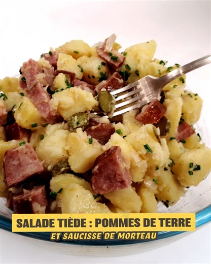 Délicieuse salade tiède aux saveurs rustiques ! Ingédients : 1 kg de pommes de terre à chair ferme 1 saucisse de Morteau 5 cornichons 1 échalote 2-3 CàS de ciboulette ciselée 6 CàS d’huile (Colza) 2 CàS de vinaigre blanc 1 CàS de moutarde de Dijon Sel, poivre du moulin | Tous en cuisine avec Seb