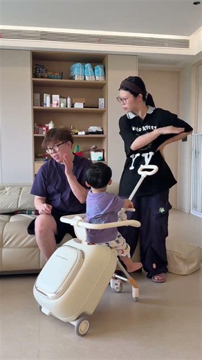 当你有一个万能的老婆#人类幼崽 #90后带娃 #爸爸带娃 #夫妻日常 #奶爸出行必备#带娃#废物老公#宝妈#好物分享#shorts