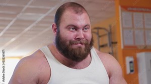 Very large bearded bodybuilder trains legs in the gym. Stock Video